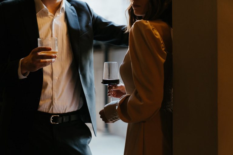 Frau und Mann trinken Wein und flirten